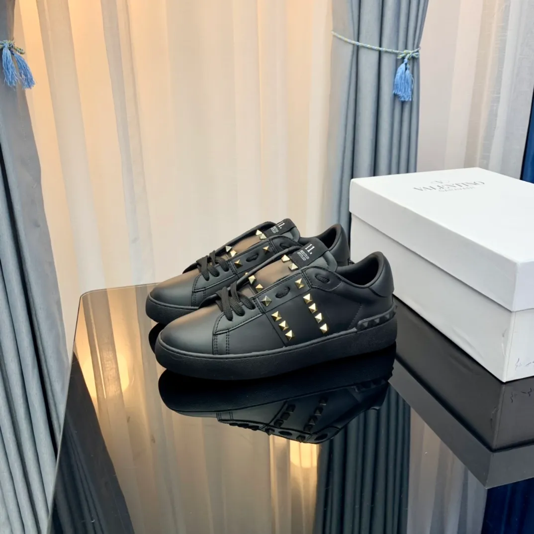 👟👟Ex-factory price 480👟👟 Women's Shoes Women's Clothing VALENTINO Valentino sneakers 21ss new letter sneakers white shoes lace-up sneakers Zhang Yixing's same rivet lace-up casual shoes sneakers The highest version on the market! All details are consistent with the original version. Buy the original 1:1 replica. Material: Original imported pebbled cowhide with VT original webbing. 3D printed color pattern. Inner lining: Imported cowhide lining. Cowhide foot pads. Outsole: exclusive molded T👟👟factory price U wear-resistant outsole. Strap: with rubber texture VLTN LOGO. Insole: genuine consistent rubber insole. Original box and full set of original packaging. Size: 35-40 (41🉑️Customized, non-refundable) 38-44 (45🉑️Customized, non-refundable)